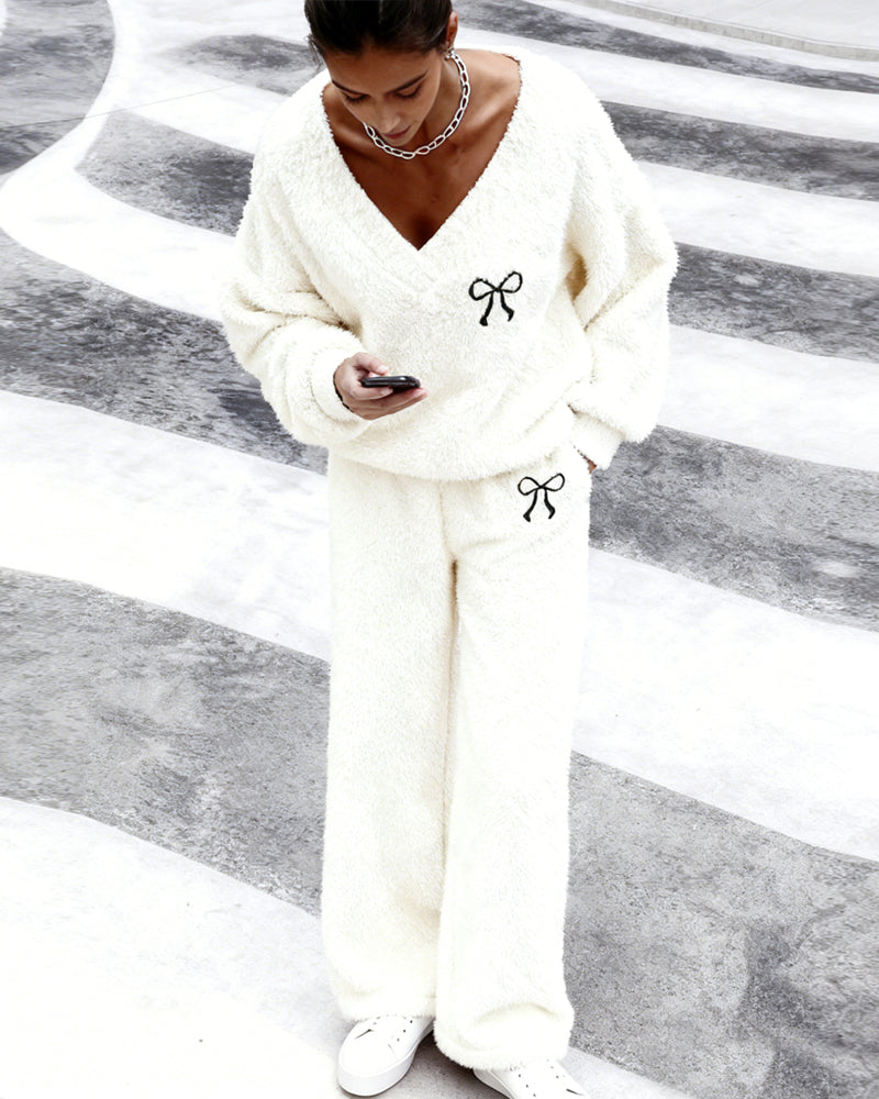 Women's textured matching set with V-neck top, bow embroidery and wide-leg trousers