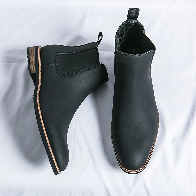 Men's Chelsea boots with elastic side panels, pull tabs and low heels