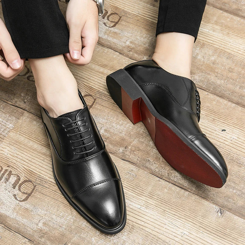 Men's cap toe Oxford shoes with lace-up fronts and contrasting soles