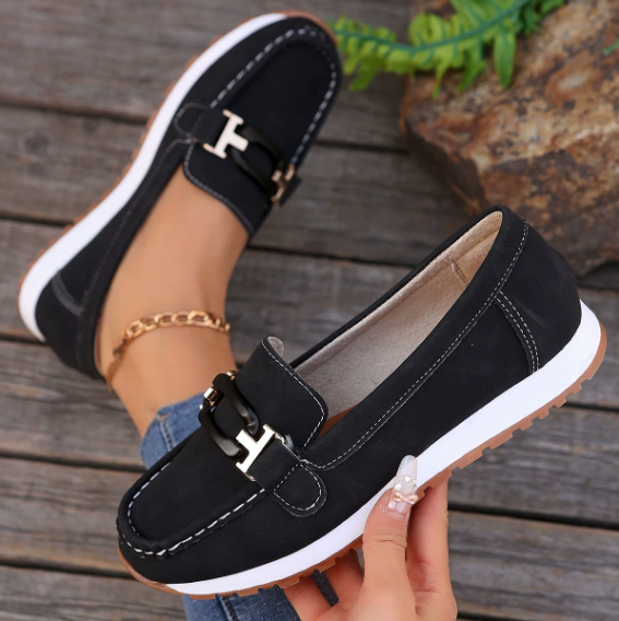 Women's slip-on loafers with round toes, contrast stitching and linked metal trim