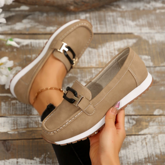 Women's slip-on loafers with round toes, contrast stitching and linked metal trim