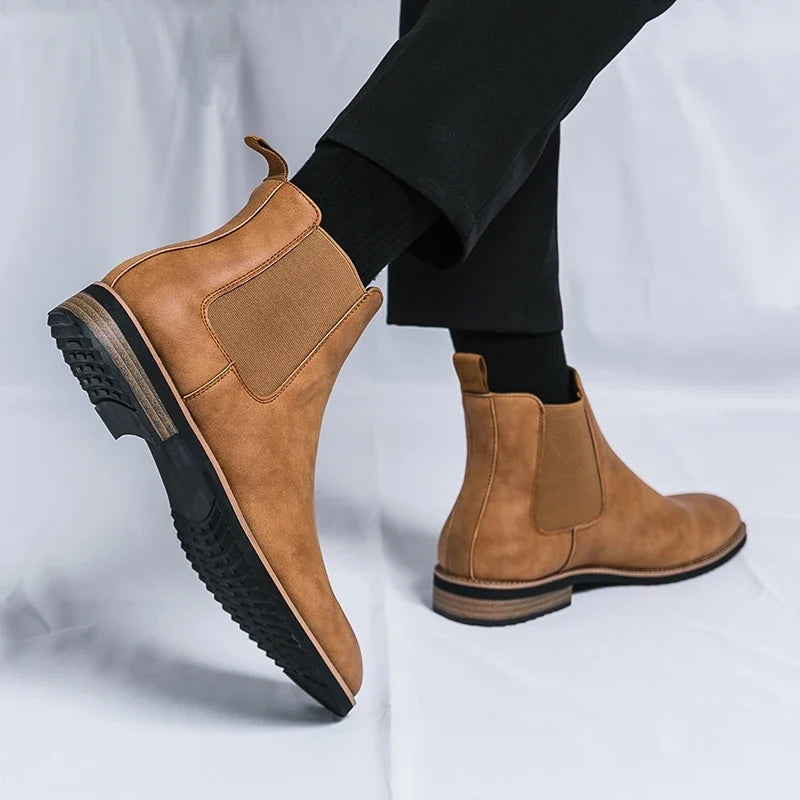 Men's Chelsea boots with elastic side panels, pull tabs and low heels