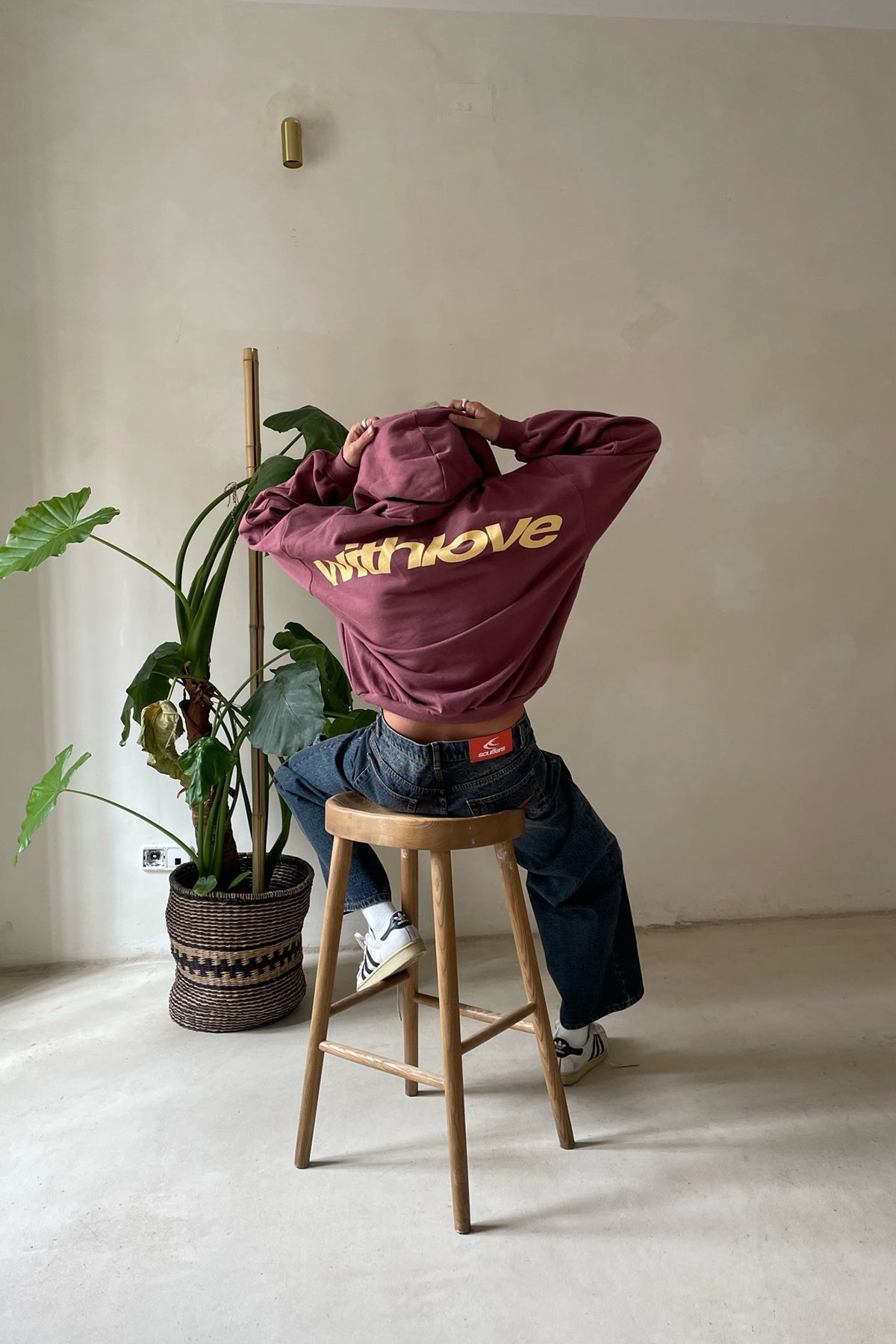 Women's hooded logo hoodie with long sleeves and front pouch pocket