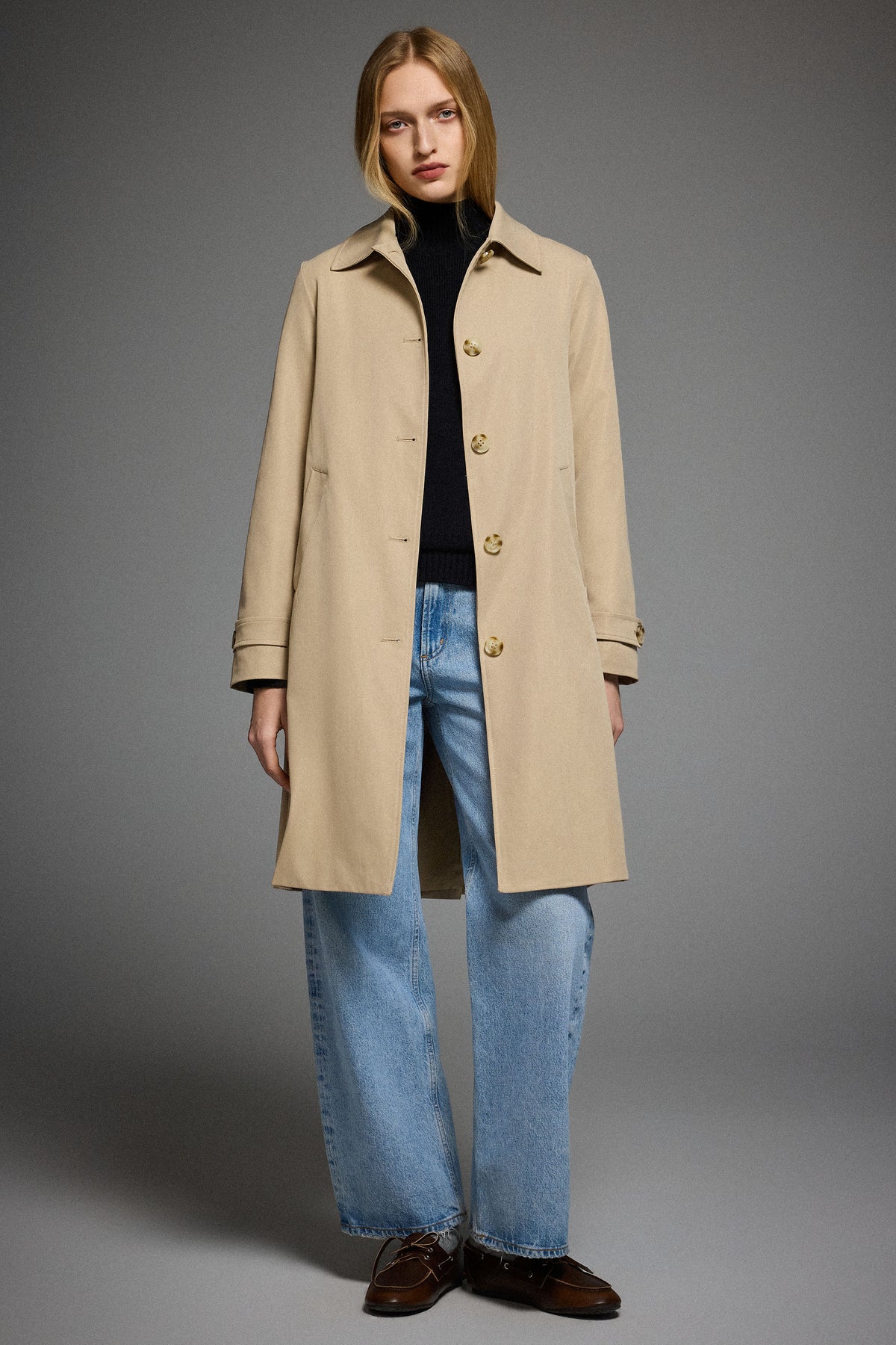 Women's longline single-breasted trench coat with pointed collar and button front