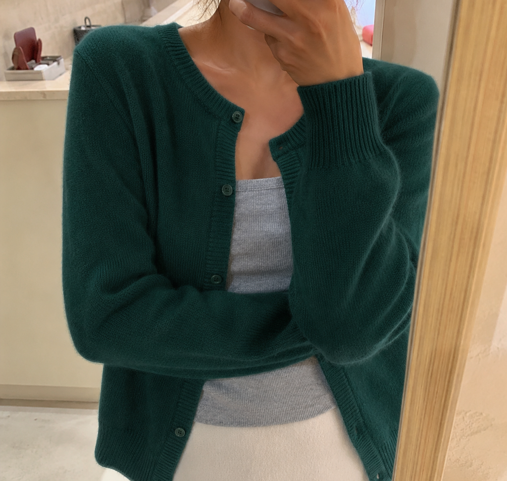 Women's plain knitted cardigan with round neck, long sleeves and button front