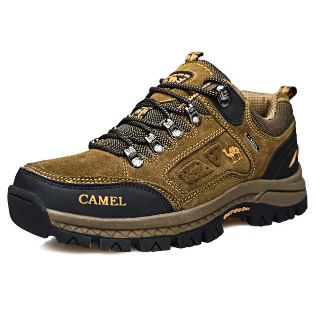 Low-cut lace-up hiking boots with round toes and deep lugged soles