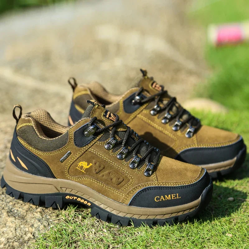 Low-cut lace-up hiking boots with round toes and deep lugged soles