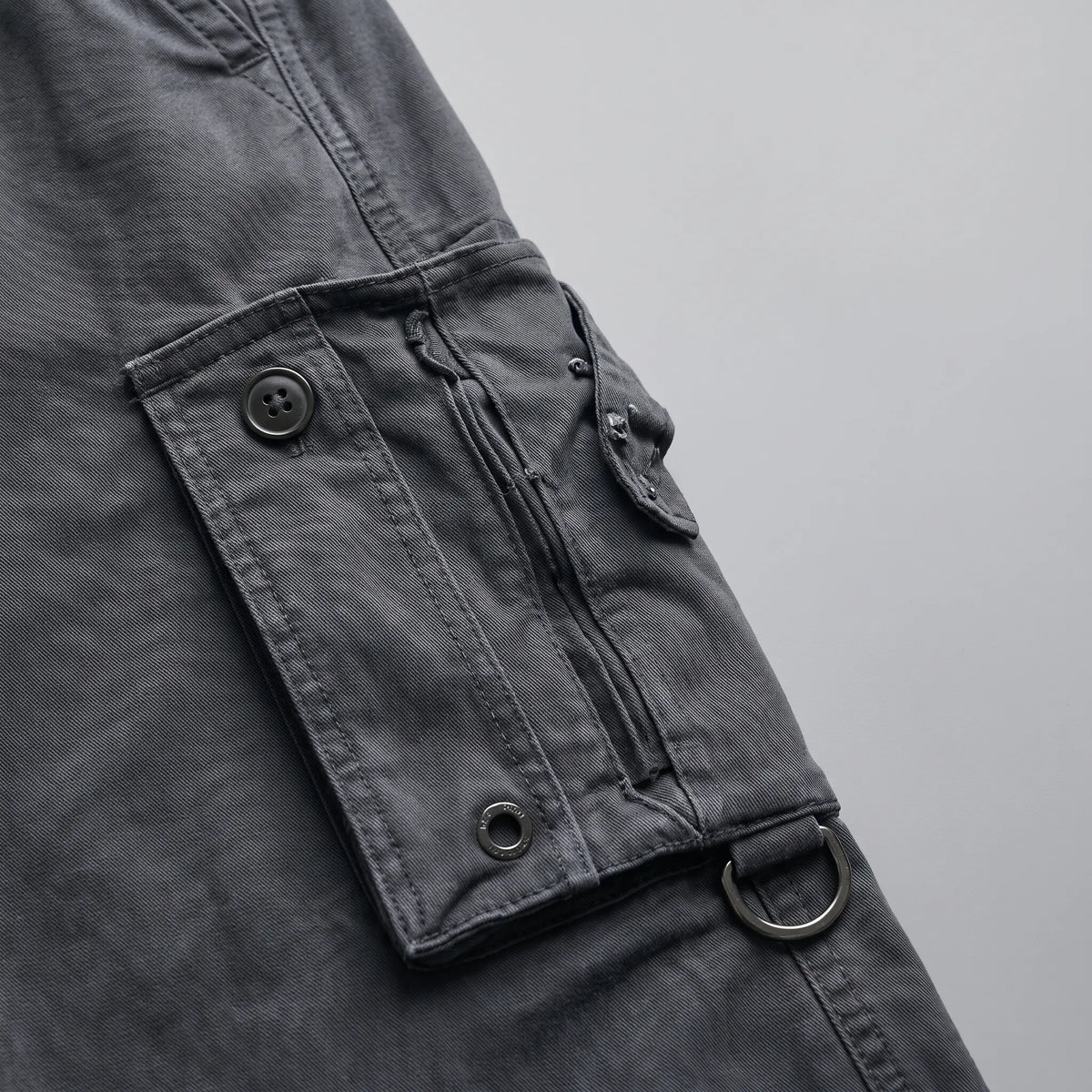 Men's relaxed cargo trousers with multiple utility pockets