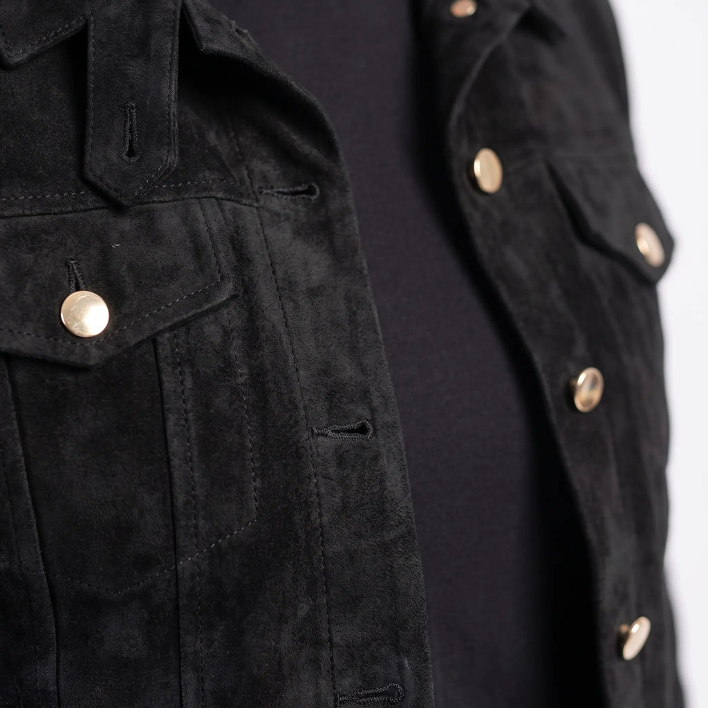 Women's cropped trucker jacket with pointed collar, long sleeves and flap chest pockets