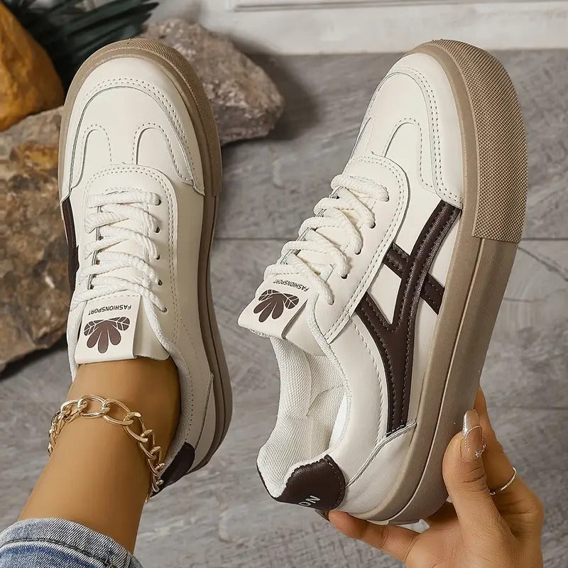 Women's retro lace-up trainers with contrasting side stripes and flat soles