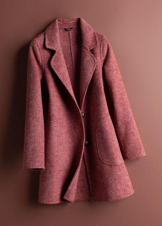 Women's checked coat with notched lapels, long sleeves, buttons and front pockets