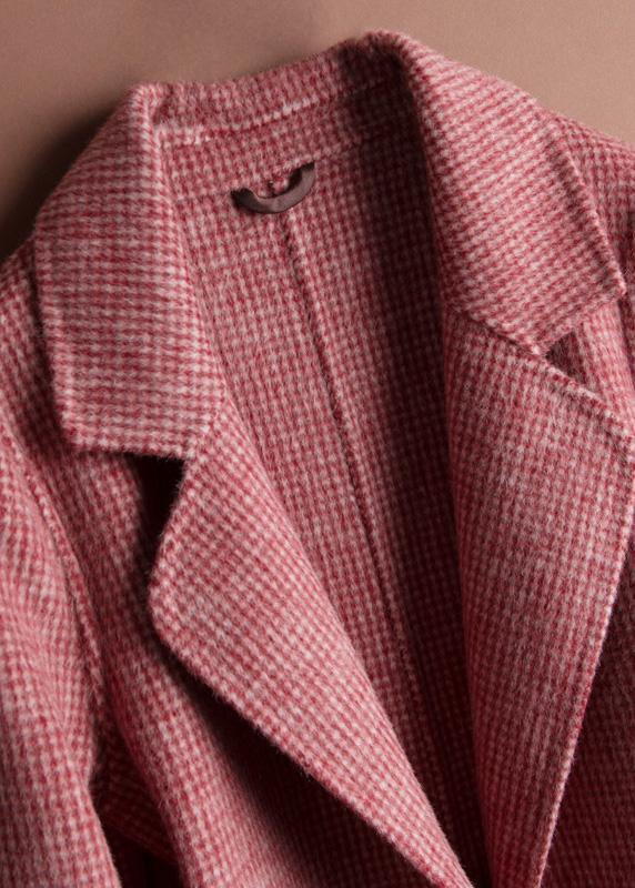 Women's checked coat with notched lapels, long sleeves, buttons and front pockets