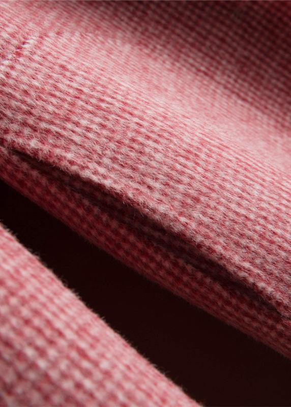 Women's checked coat with notched lapels, long sleeves, buttons and front pockets