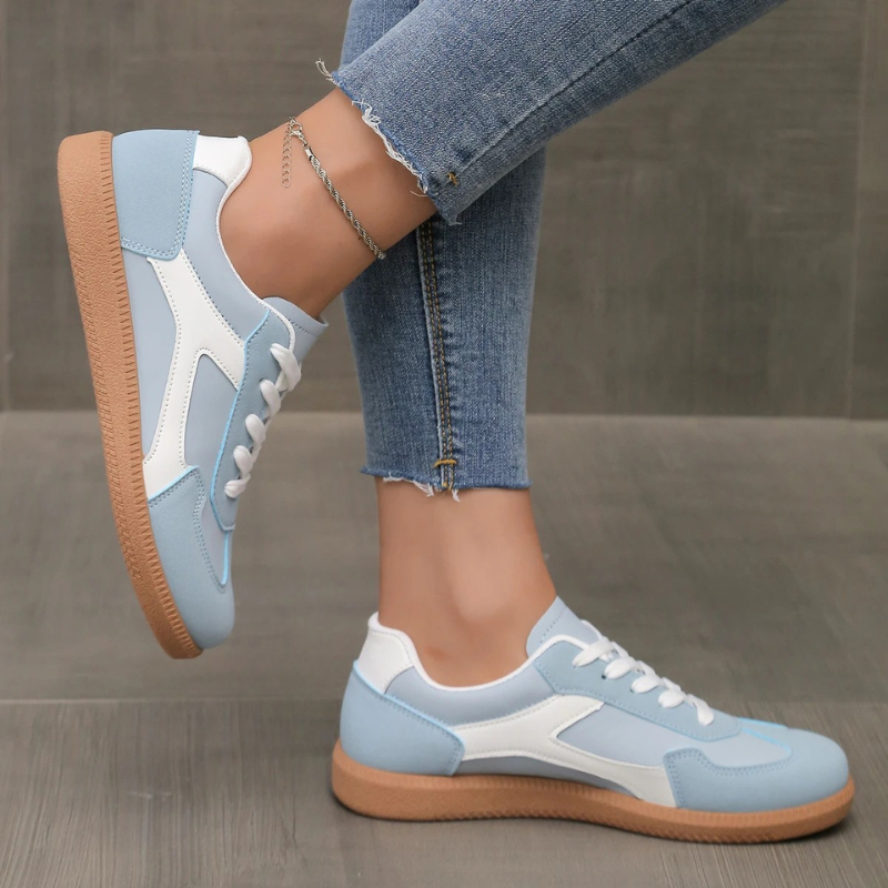 Women's low-top colour-block lace-up trainers with rounded toes and flat gum-coloured soles