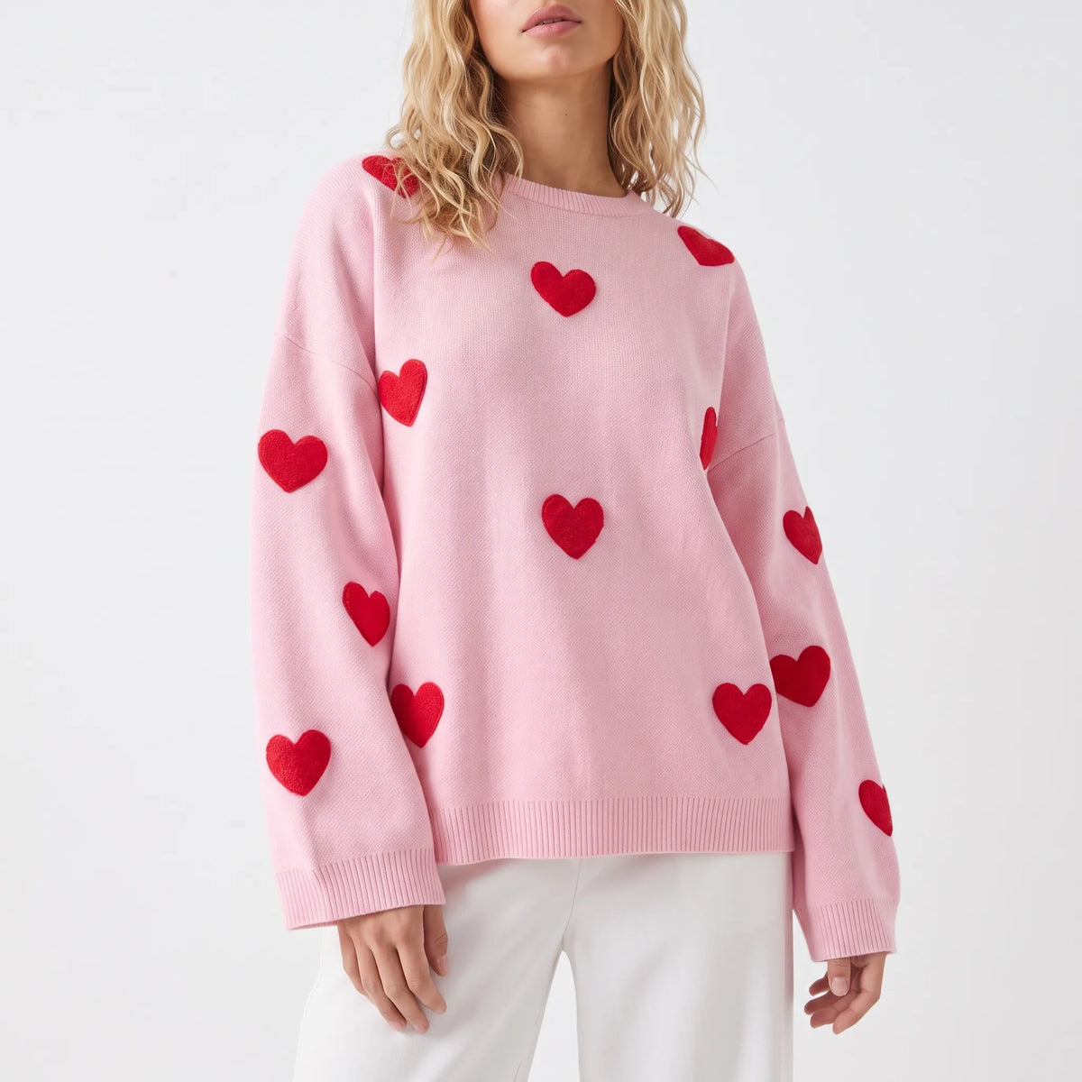 Women's oversized knitted jumper with raised red heart motifs and long sleeves