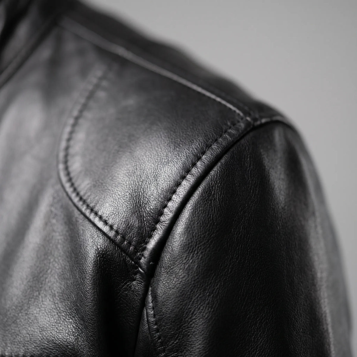 Men's slim fit textured jacket with stand collar, long sleeves and zipped pockets
