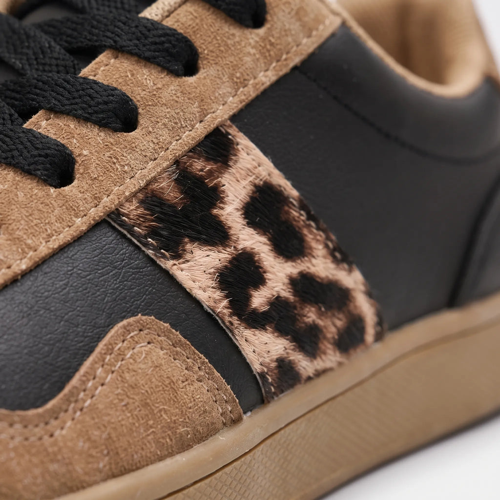 Women's low-top trainers with leopard-print side panels and lace-up fastening