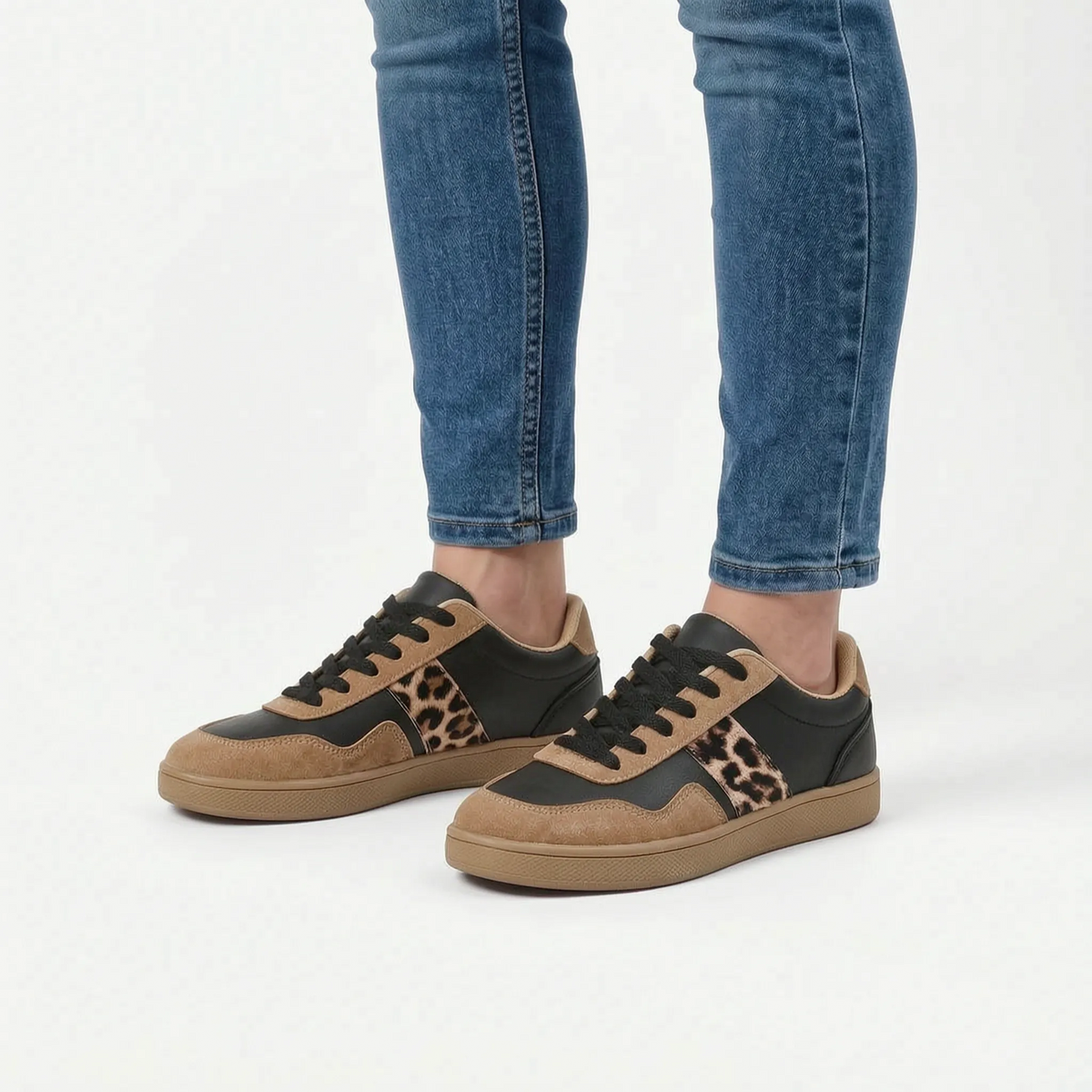 Women's low-top trainers with leopard-print side panels and lace-up fastening