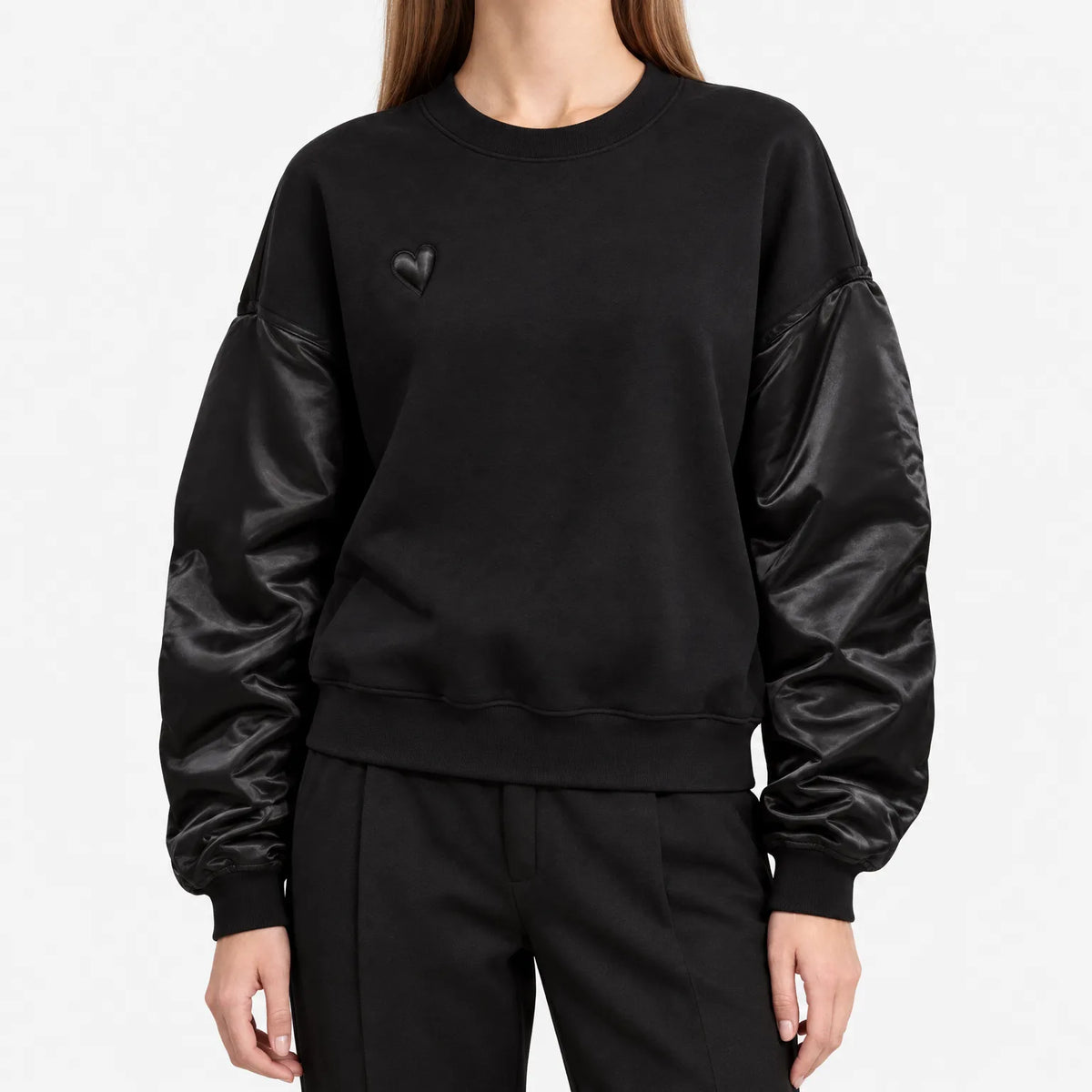 Women's oversized crew neck sweatshirt with long sleeves and small heart detail