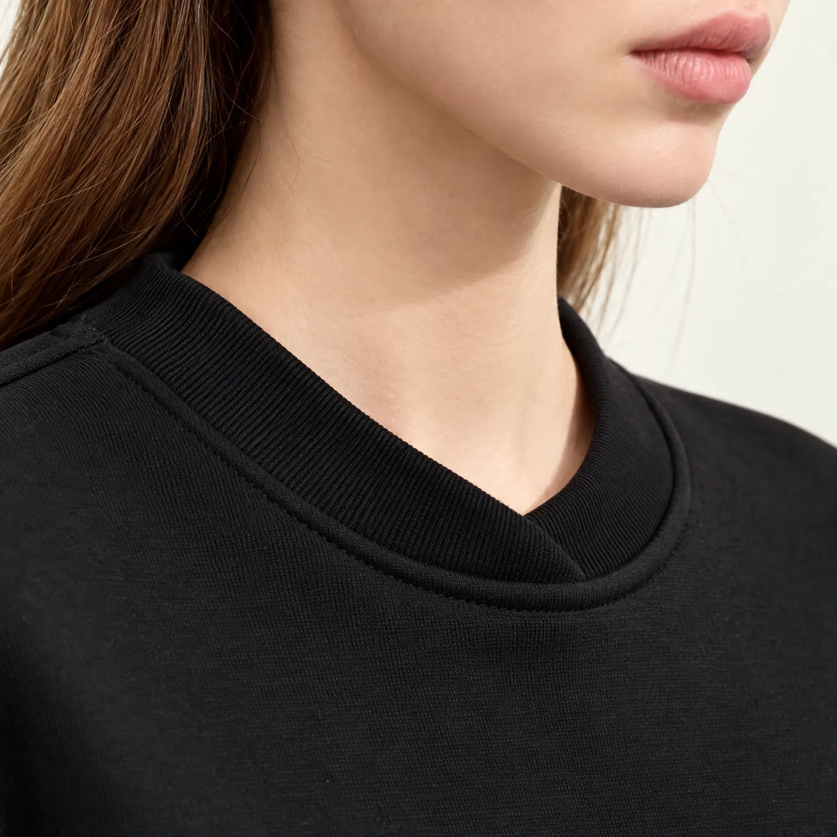 Women's oversized crew neck sweatshirt with long sleeves and small heart detail