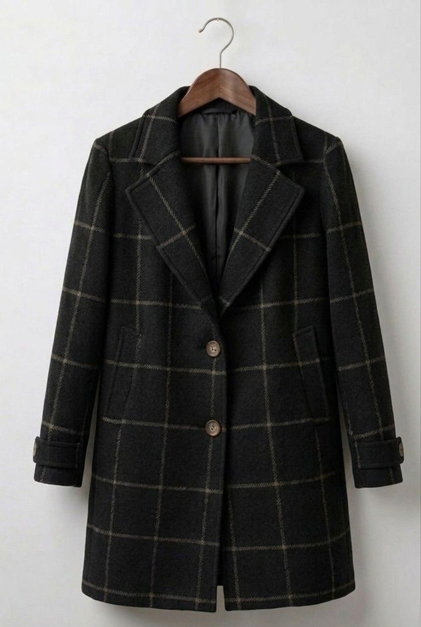 Women's long checked coat with notched lapels, buttons and front pockets