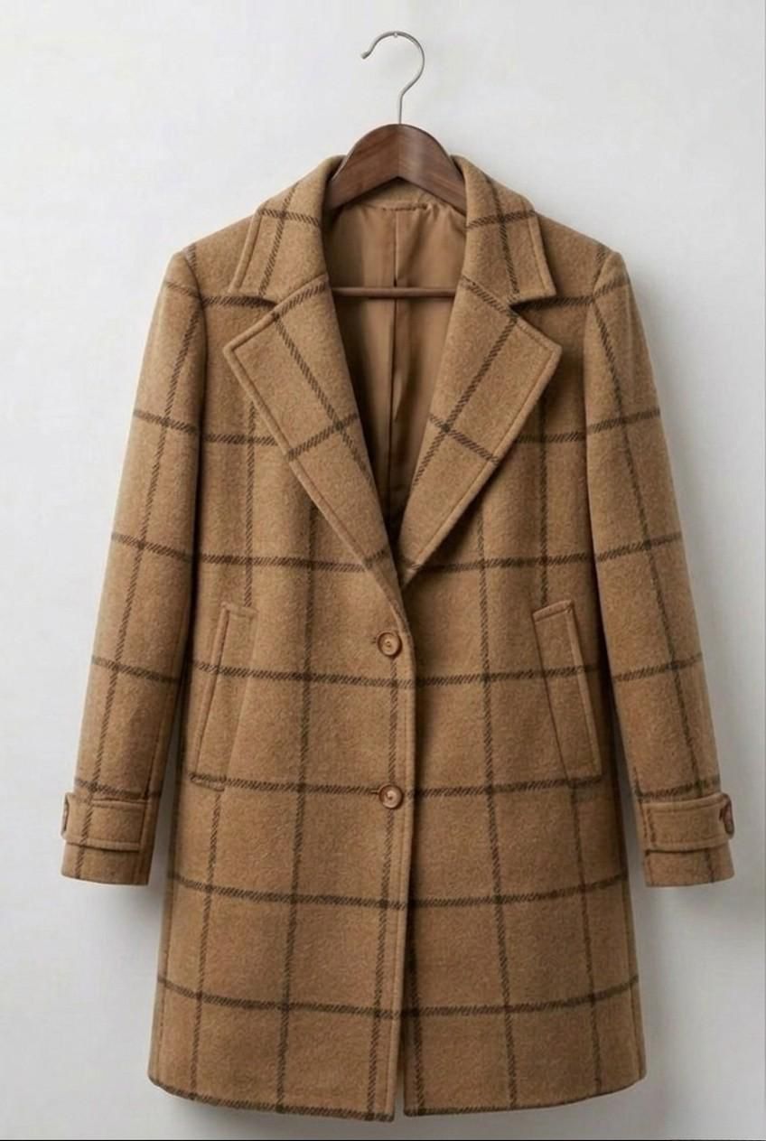 Women's long checked coat with notched lapels, buttons and front pockets