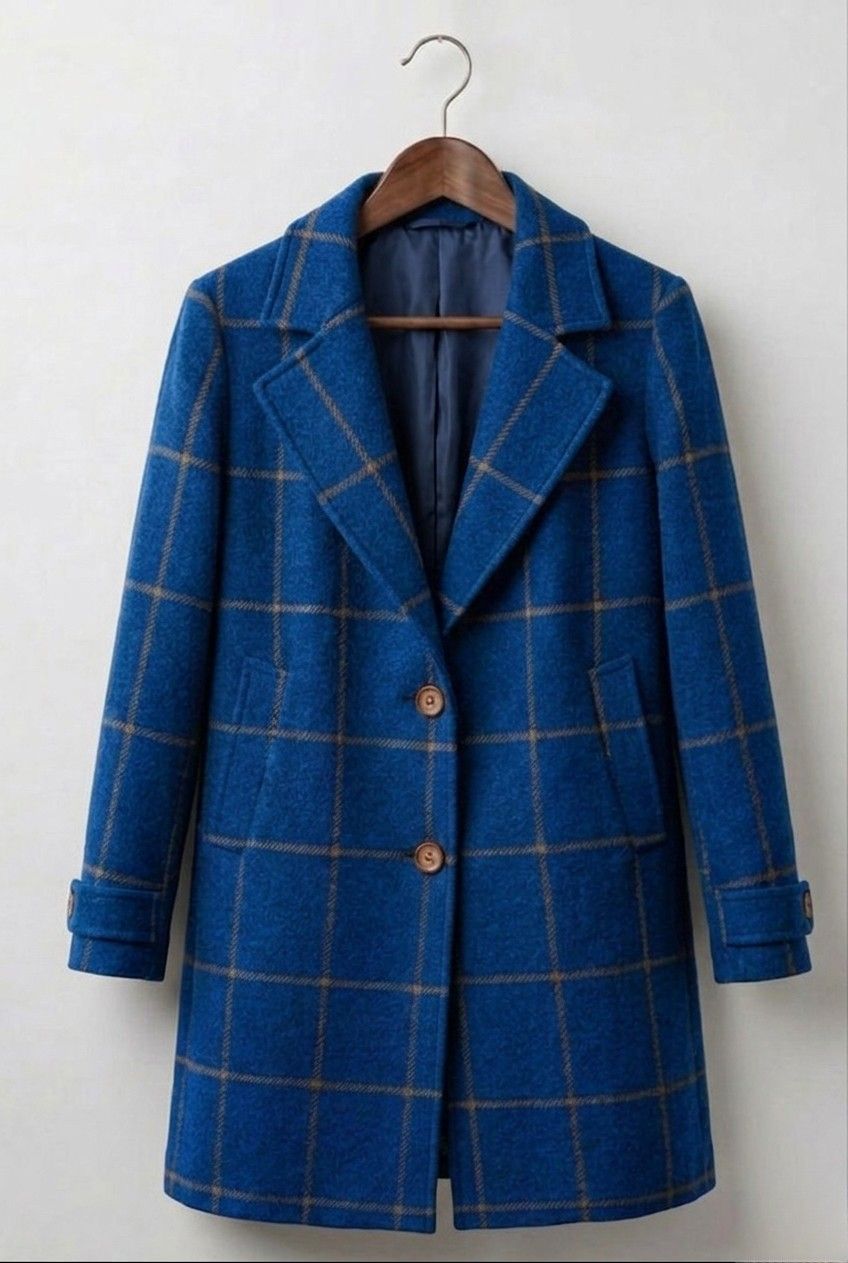 Women's long checked coat with notched lapels, buttons and front pockets