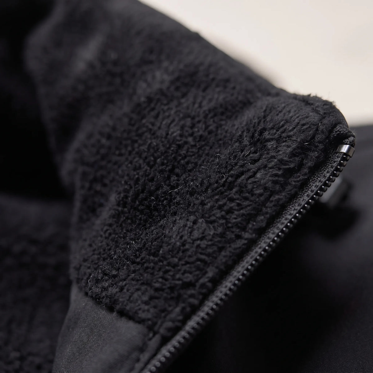 Men's hooded windbreaker jacket with full zip and zipped pockets