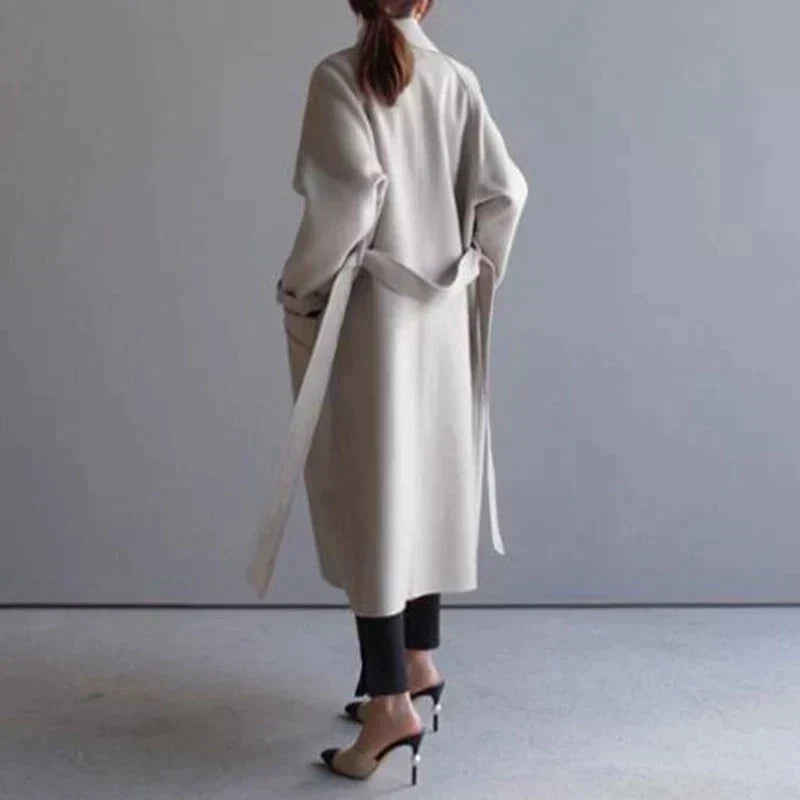Women's long trench coat with notched lapels, buttons and side pockets