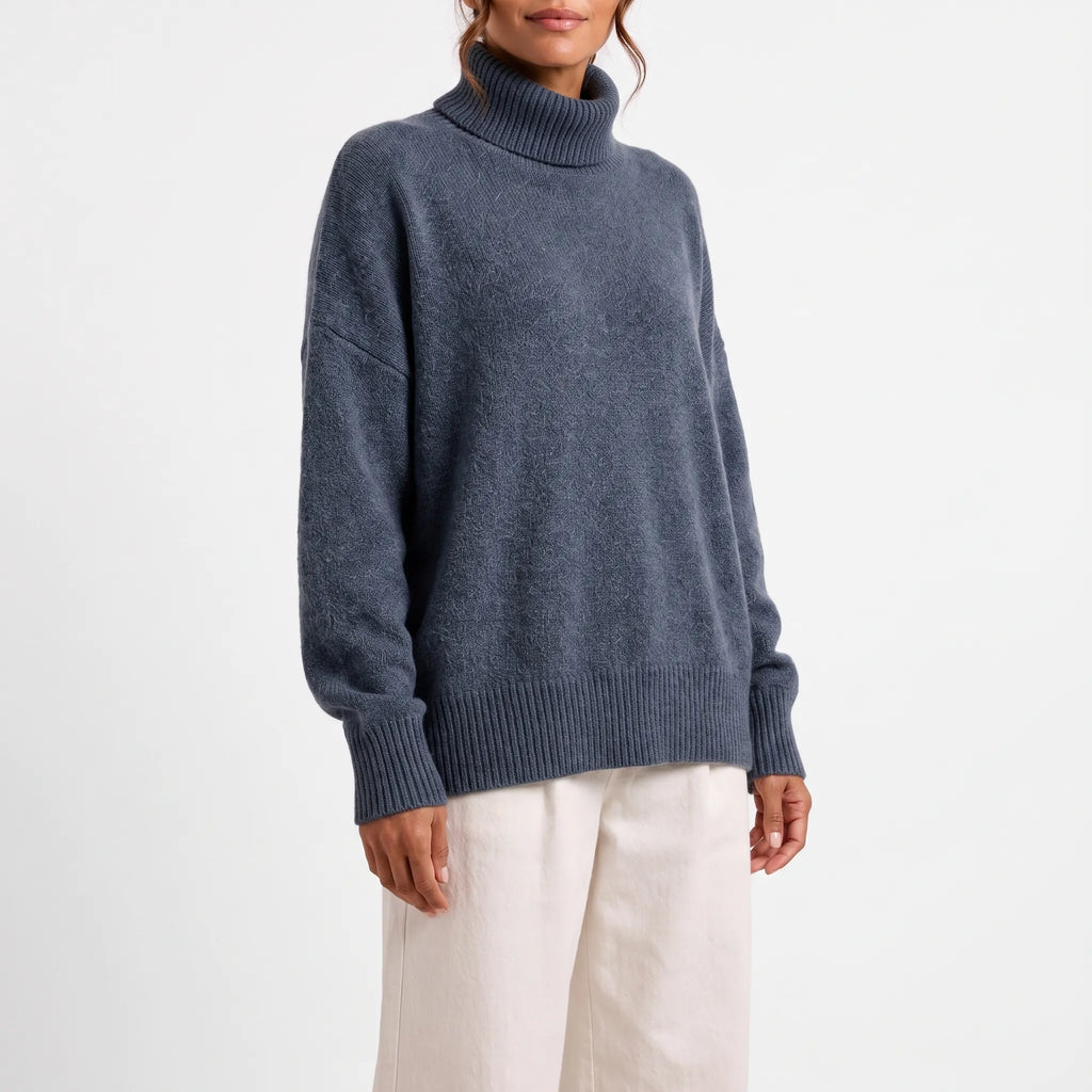 Women's oversized turtleneck jumper with long sleeves and ribbed trims