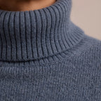 Women's oversized turtleneck jumper with long sleeves and ribbed trims
