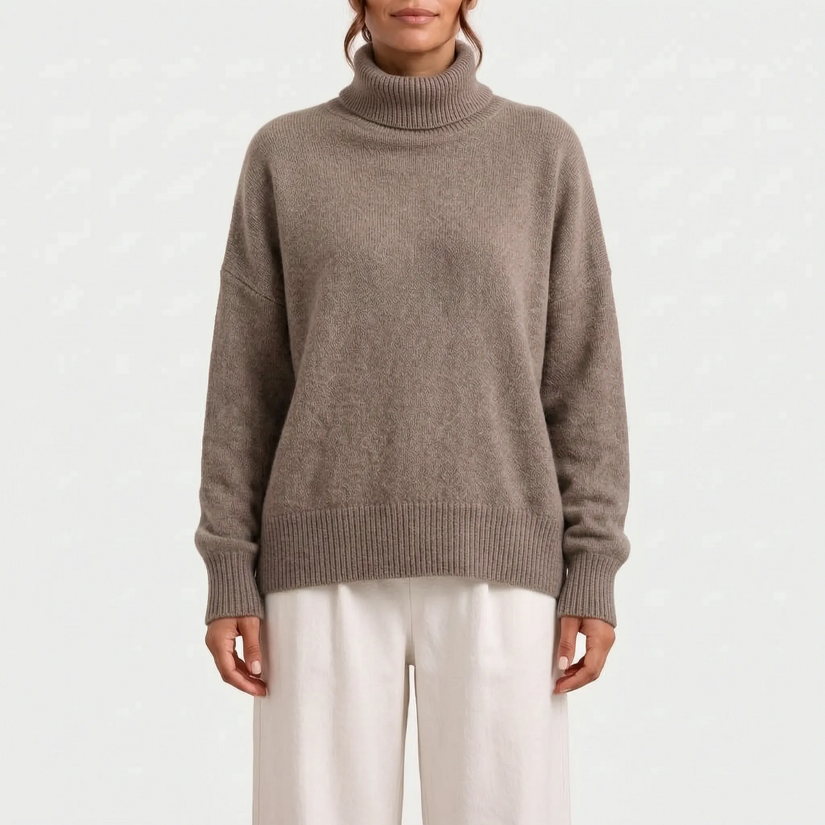 Women's oversized turtleneck jumper with long sleeves and ribbed trims
