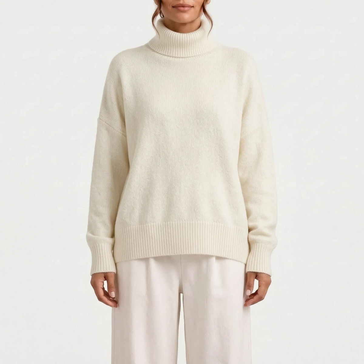 Women's oversized turtleneck jumper with long sleeves and ribbed trims
