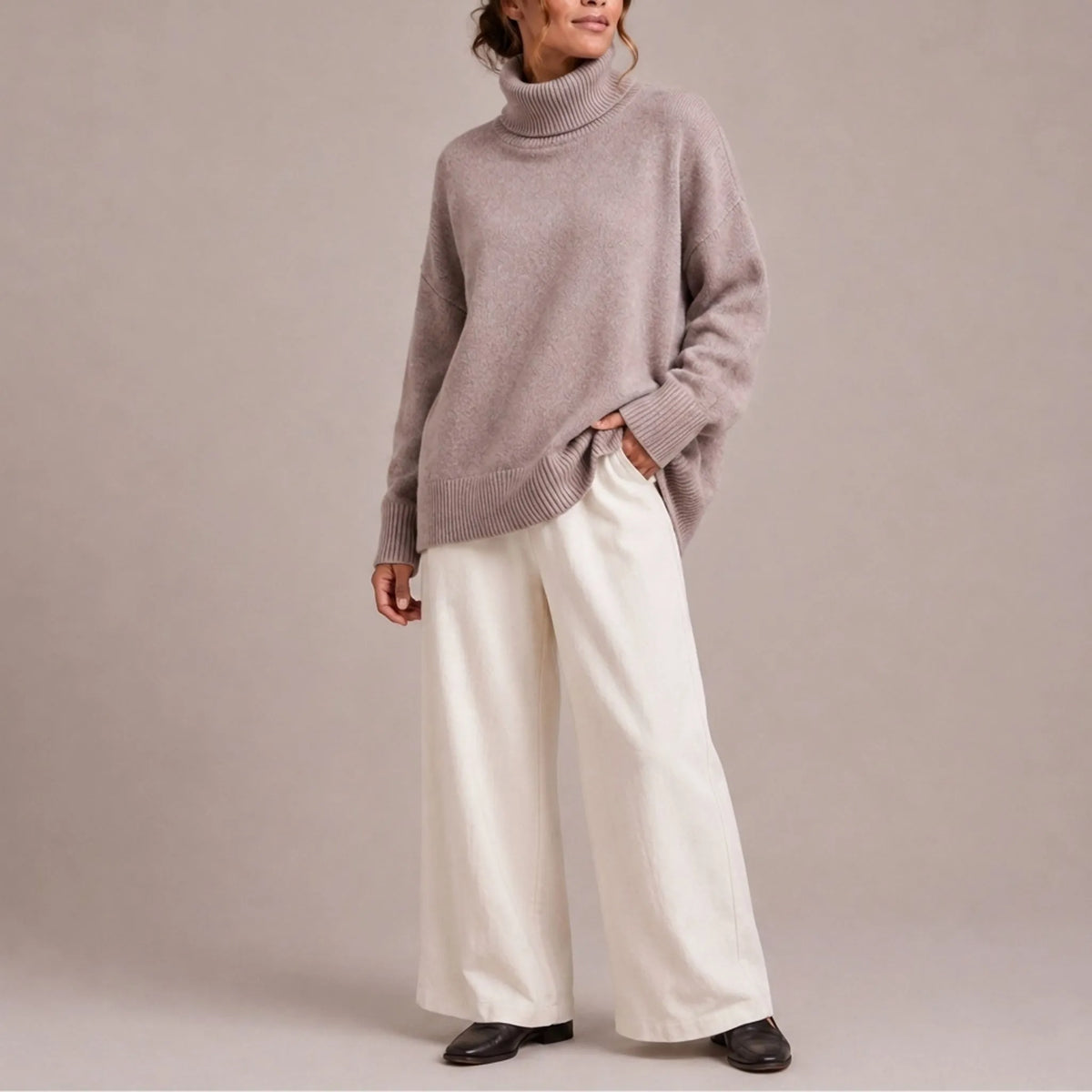 Women's oversized turtleneck jumper with long sleeves and ribbed trims