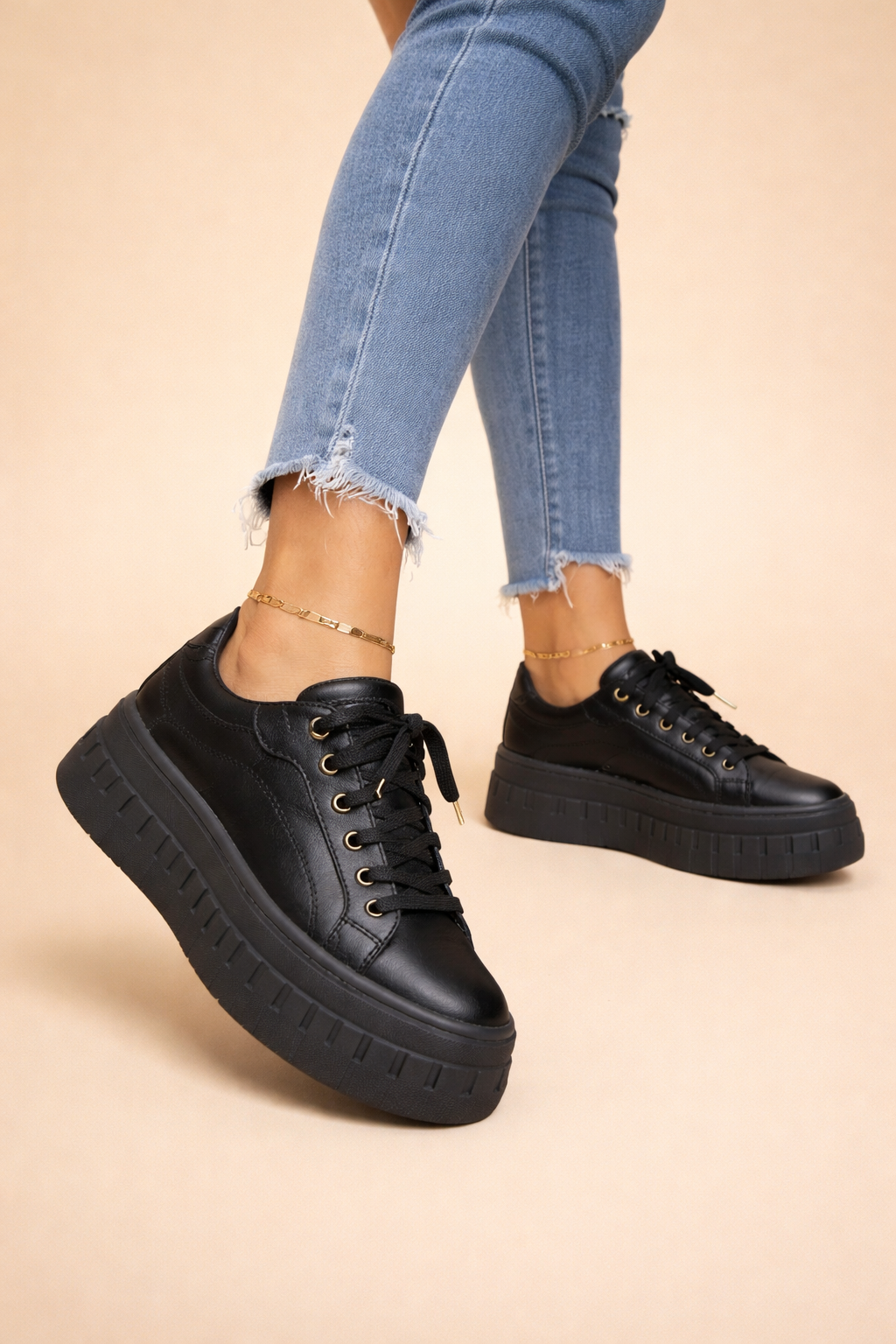 Women's low-top platform lace-up sneakers with a raised ridged sole