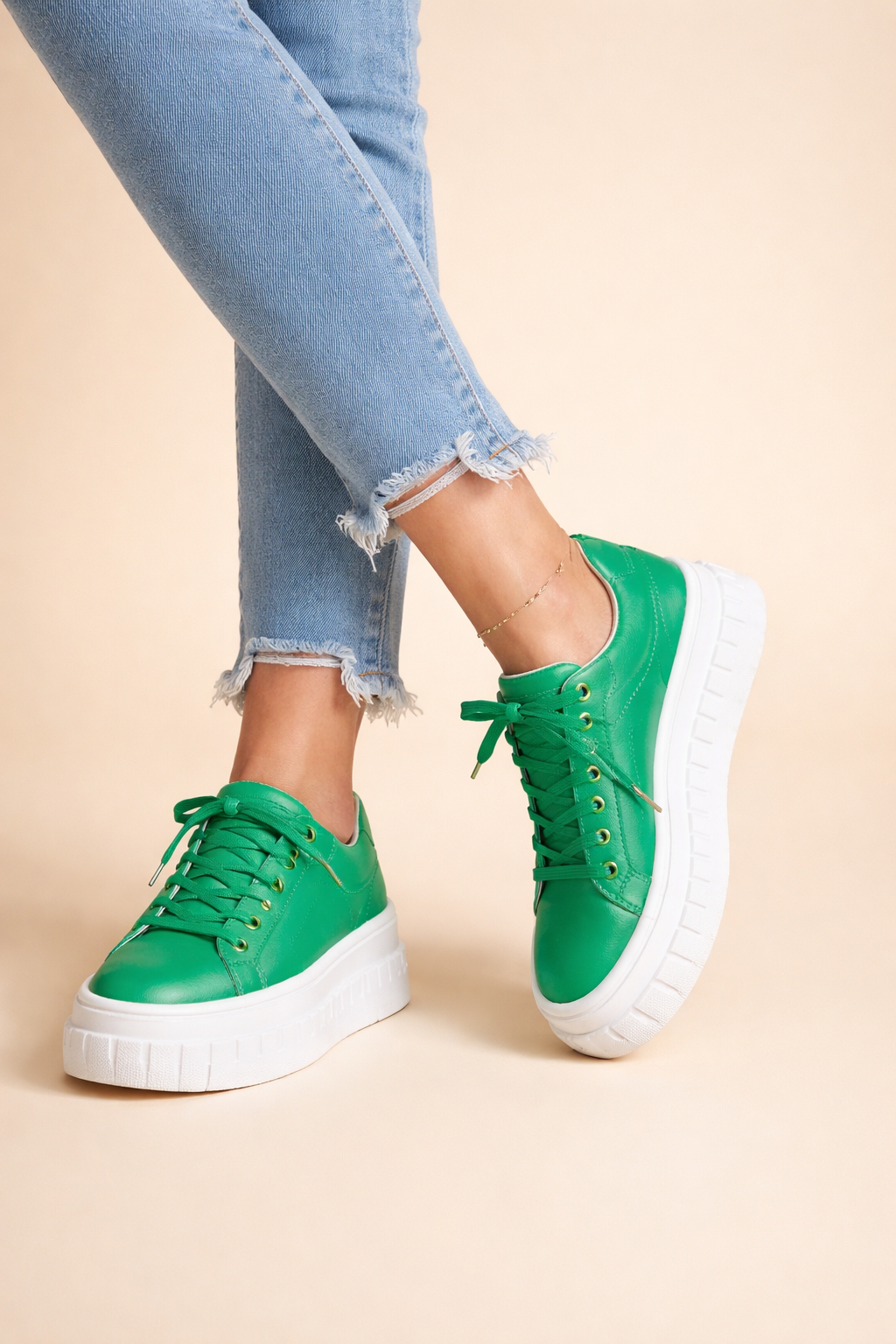 Women's low-top platform lace-up sneakers with a raised ridged sole