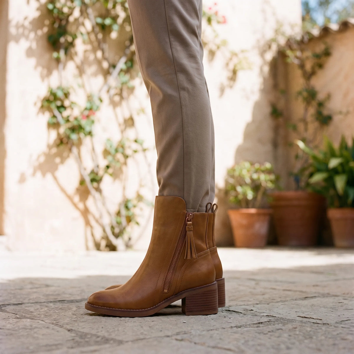 Women's plain ankle boots with round toes, side zips and block heels