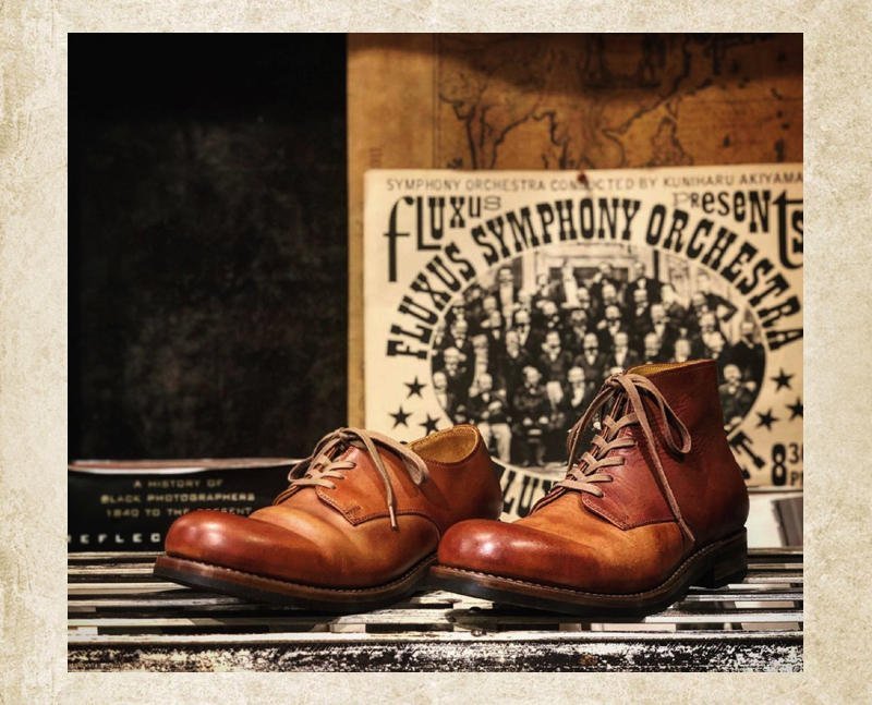 Men's lace-up ankle boots with rounded toes and low heels