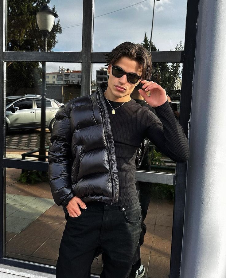 Men's quilted hooded puffer jacket with long sleeves, full zip and front pockets