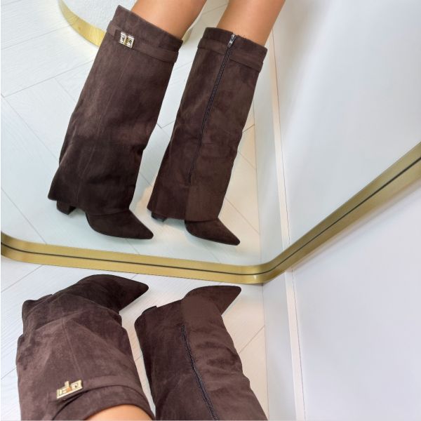 Women's knee-high boots with pointed toes, block heels and buckle trims
