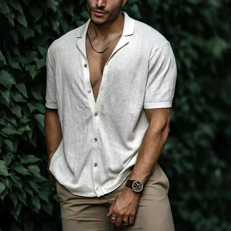 Men's short sleeve open collar shirt with button front and curved hem