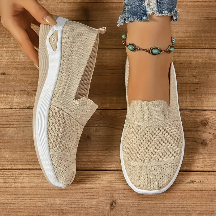Women's textured slip-on sneakers with round toes and flat soles