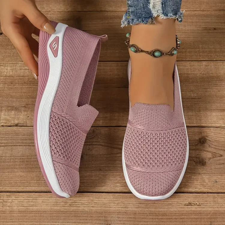 Women's textured slip-on sneakers with round toes and flat soles