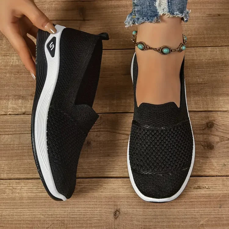 Women's textured slip-on sneakers with round toes and flat soles