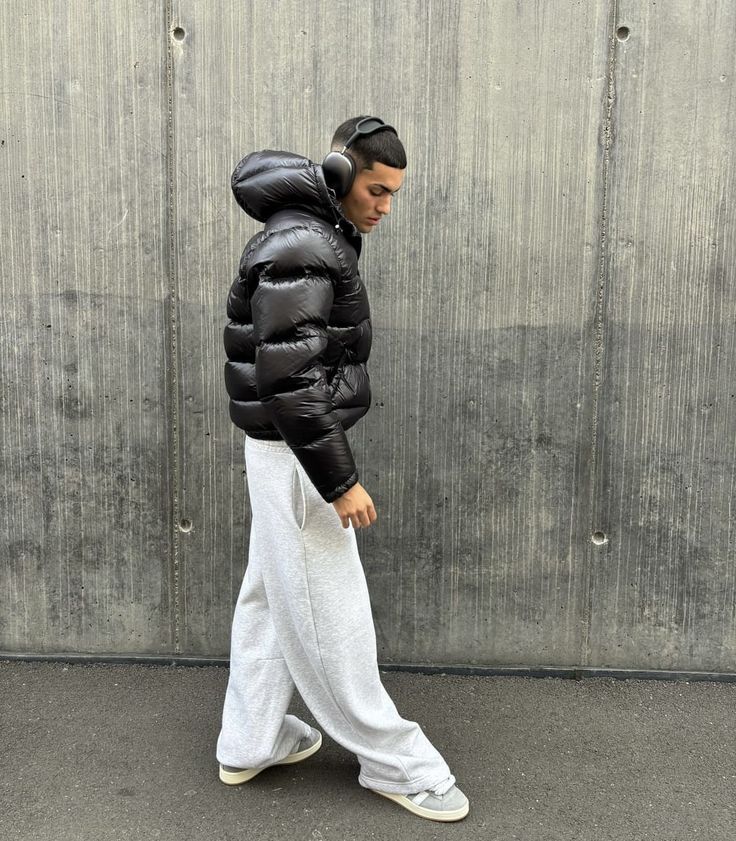 Men's quilted hooded puffer jacket with long sleeves, full zip and front pockets