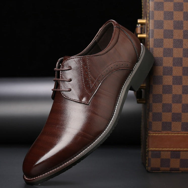 Men's lace-up Oxford shoes with pointed toes and low heels