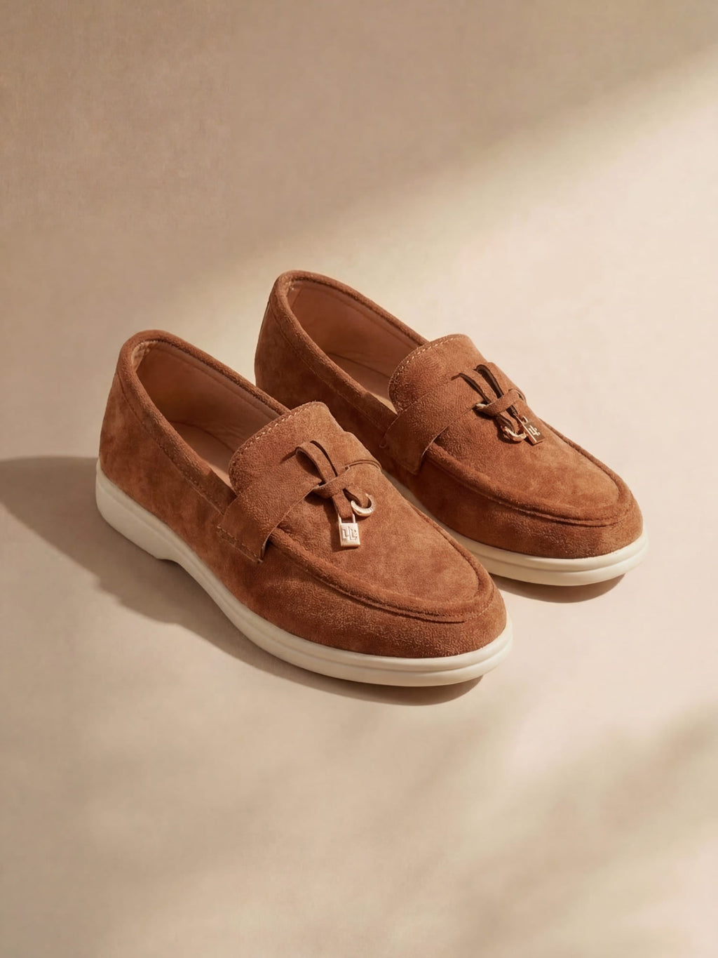 Women's slip-on loafers with penny strap and flat sole