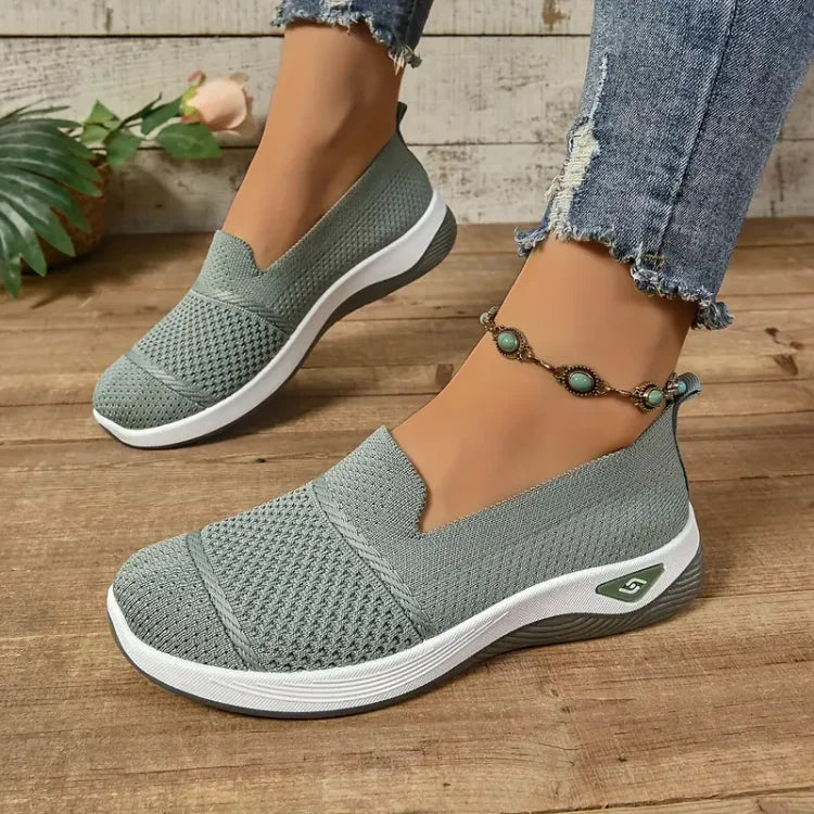 Women's textured slip-on sneakers with round toes and flat soles