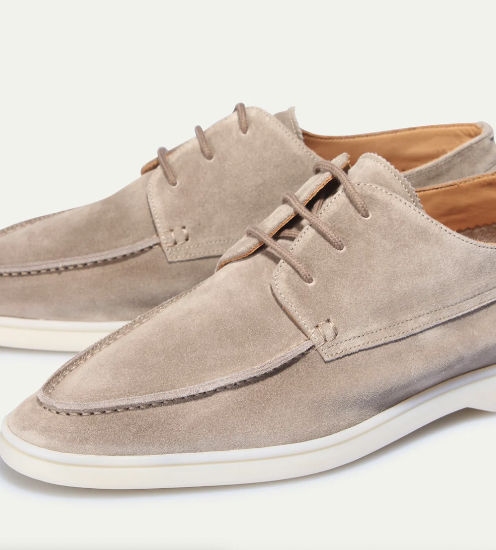 Men's lace-up moc toe derby shoes with low contrasting soles