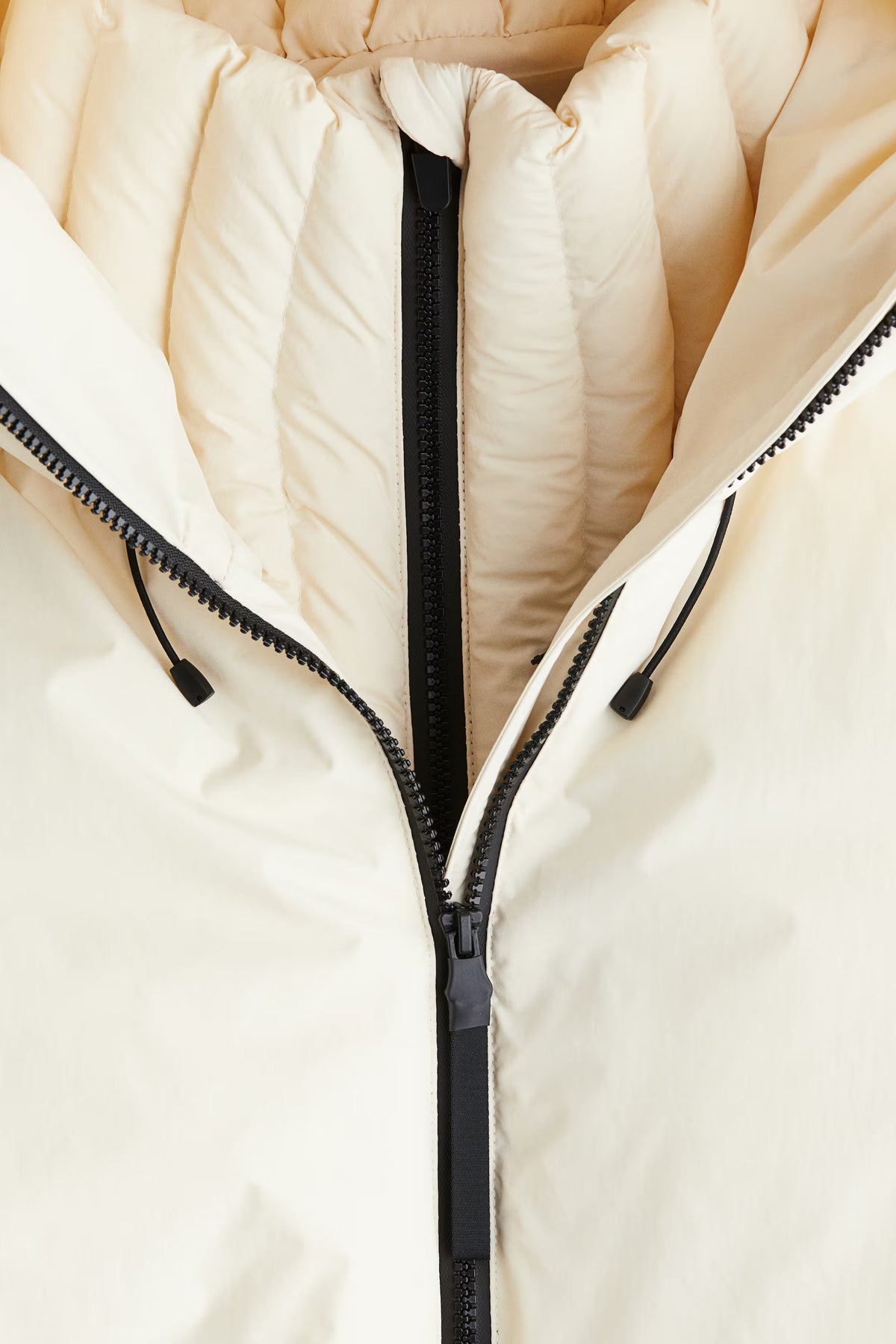 Women's hooded quilted ski jacket with belted waist and long sleeves